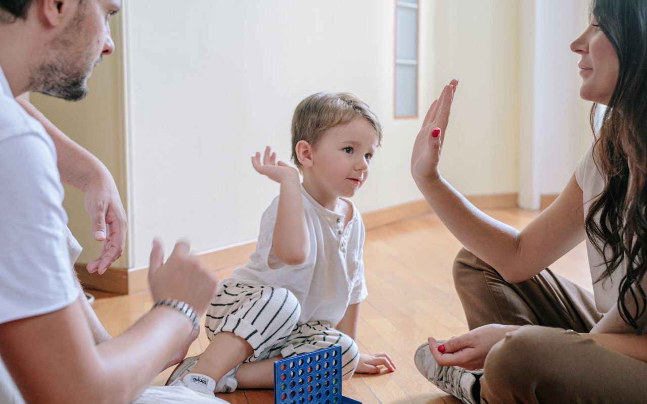Etablir une relation sereine et bienveillante avec votre enfants, parents positifs avec éMoa